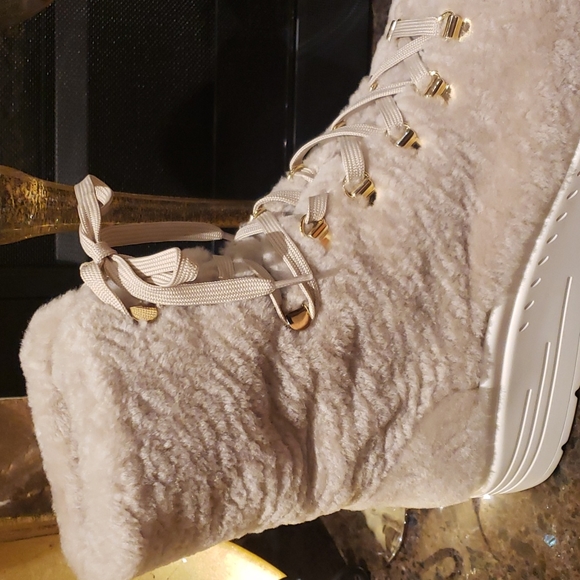 NWT 9.5 STUART WEITZMAN McKenzee BEIGE BOOTS - Picture 9 of 12